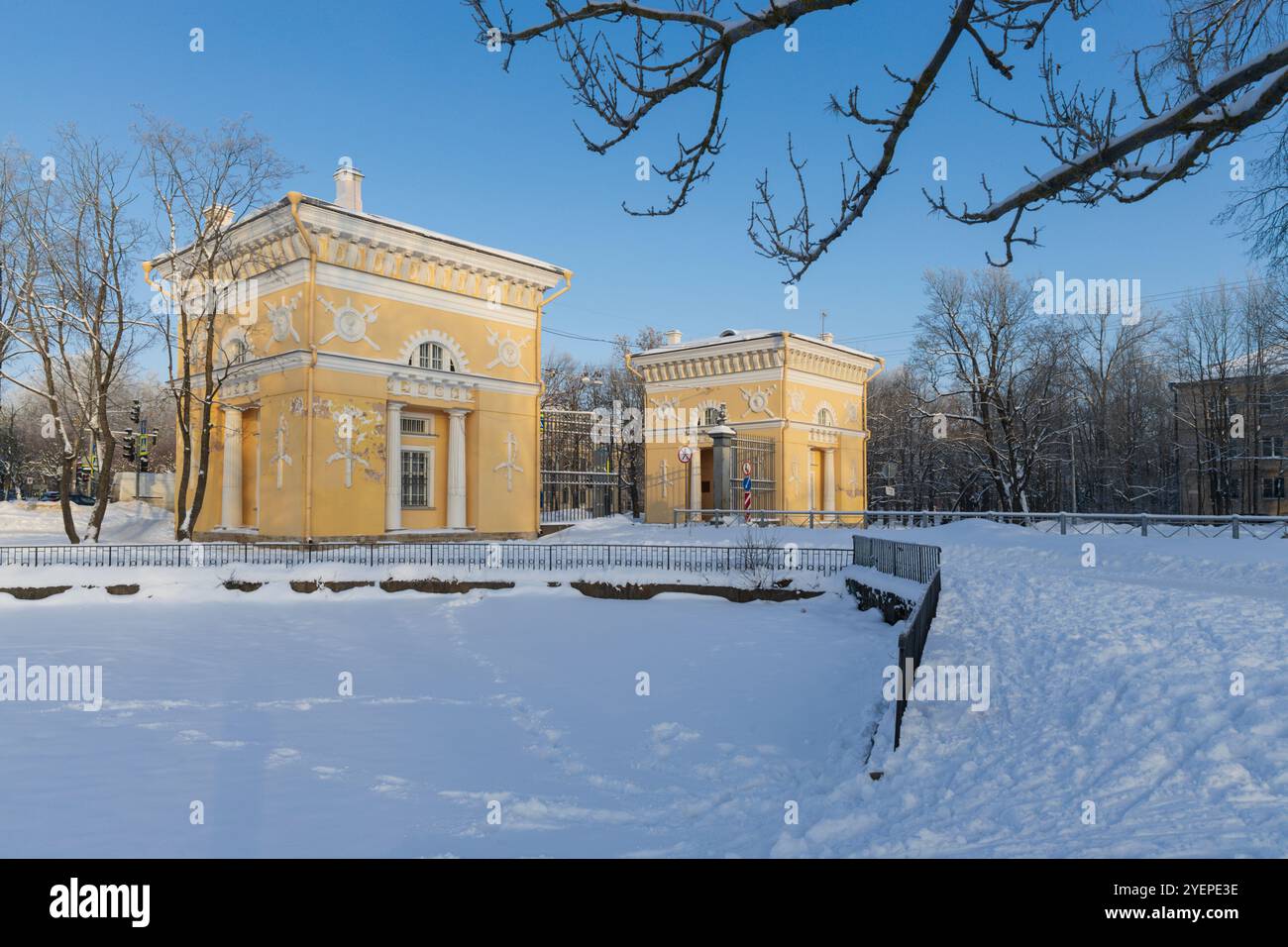 Winterlandschaft mit Außenposten im Empire-Stil im 19. Jahrhundert in Zarskoje Selo (St. Petersburg, Russland) Stockfoto
