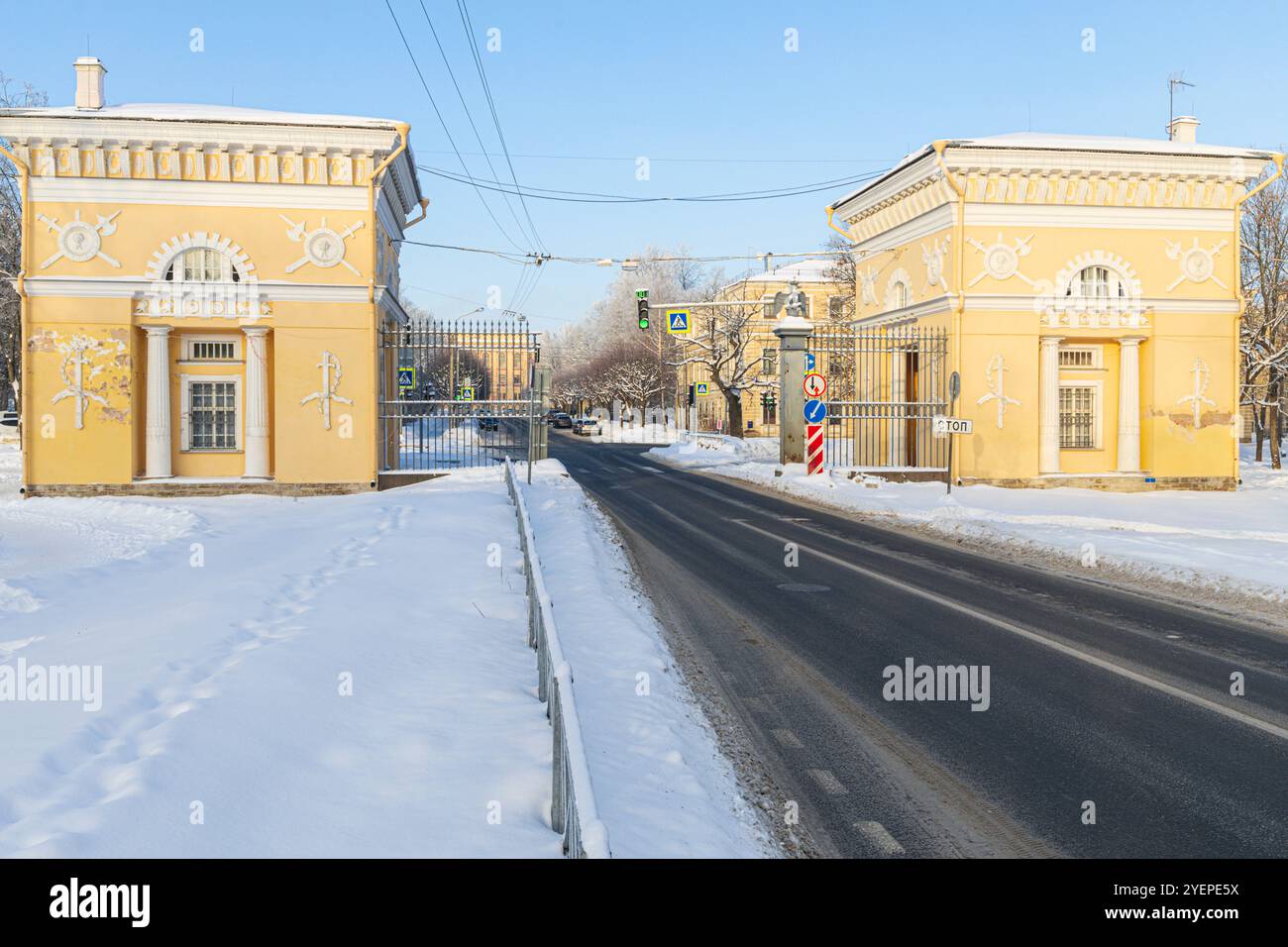 Moskauer Tor aus dem 19. Jahrhundert - Eingang zu Zarskoje Selo, der ehemaligen Residenz der russischen Zaren mit Außenposten zwei Gebäude an den Seiten (St. PET Stockfoto