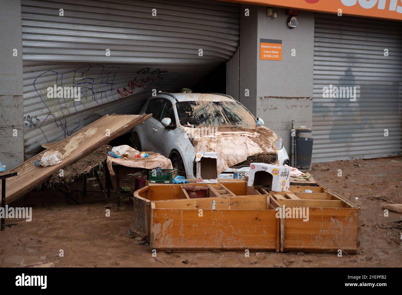 Desolation und Solidarität sind die beiden Begriffe, die die Überschwemmungen in Valencia definieren: Erschütternde Bilder von Straßen, die mit Schlamm überflutet wurden, und Autos, die sich aufgrund der Auswirkungen des DANA, des Sturms, der die Metropolregion Valencia verwüstete, übereinander stapelten. Desolación y solidaridad son las dos palabras que definen las inundaciones en Valencia: imágenes dantescas de calles anegadas por el lodo y coches apilados unos sobre otros por efecto de la DANA, la tormenta que devastó el área metropolitana de Valencia. News-Cronaca-Valencia, Spanien Freitag, 1. November 2024 (Foto: Eric Stockfoto