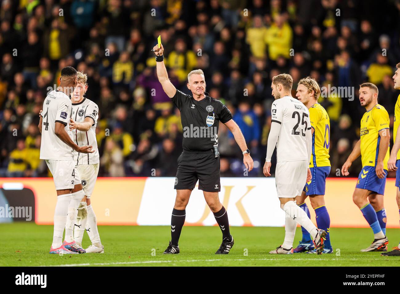 Brondby, Dänemark. 31. Oktober 2024. Schiedsrichter Jakob Kehlet spielt Ousmane Diao (4) vom FC Midtjylland während des Oddset Pokalen-Pokalspiels zwischen Broendby IF und dem FC Midtjylland im Brondby Stadion. Quelle: Gonzales Photo/Alamy Live News Stockfoto