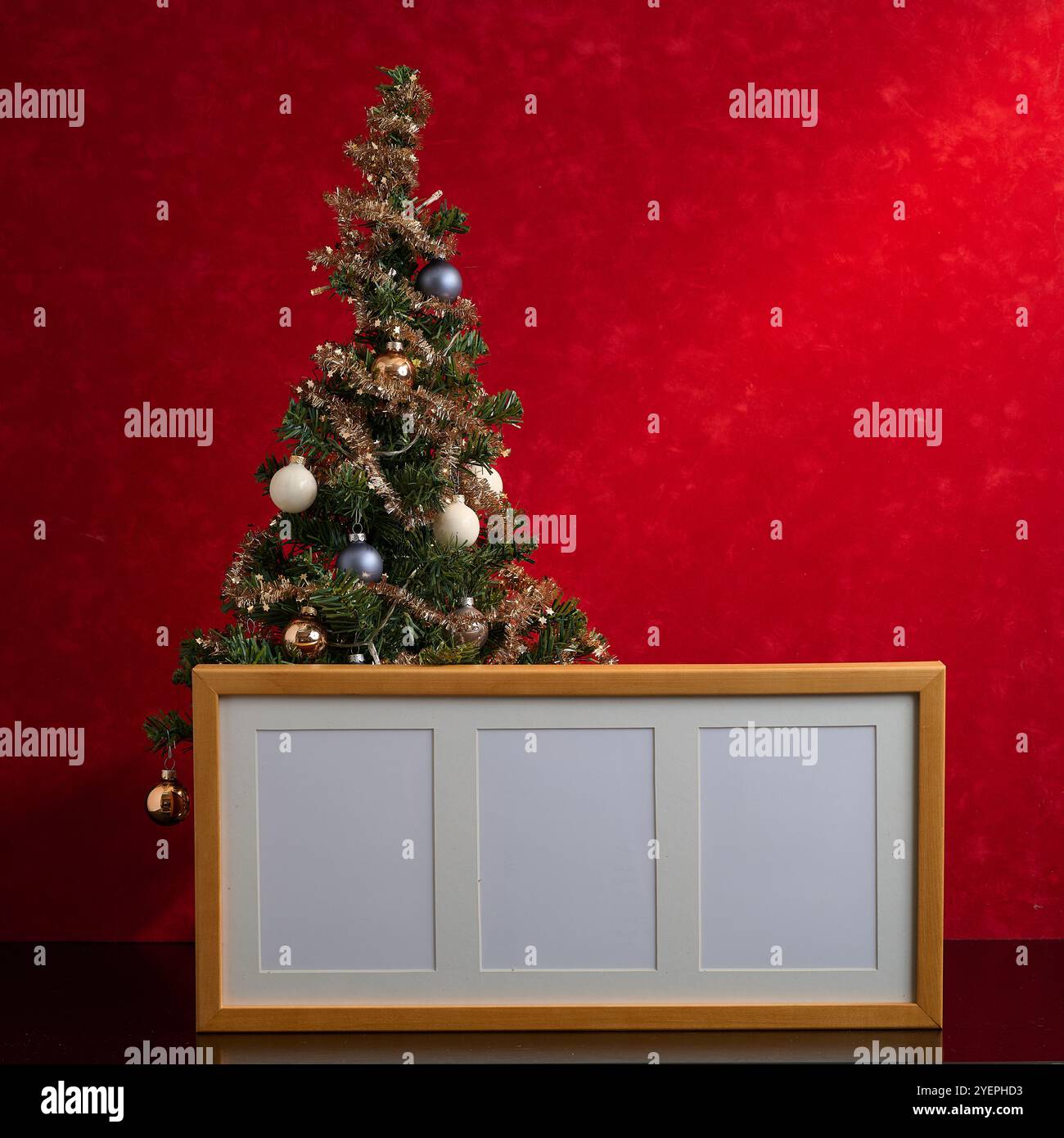 Der Mini-Weihnachtsbaum wird für das fest zusammengebaut Stockfoto