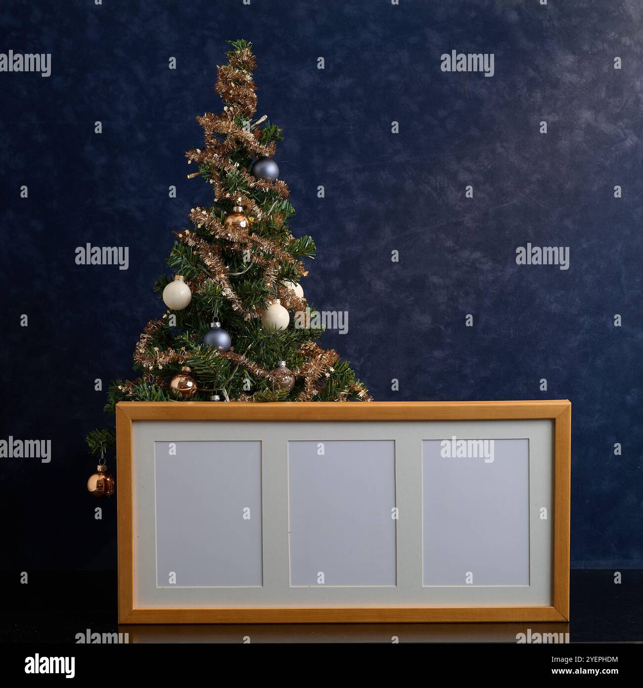 Der Mini-Weihnachtsbaum wird für das fest zusammengebaut Stockfoto