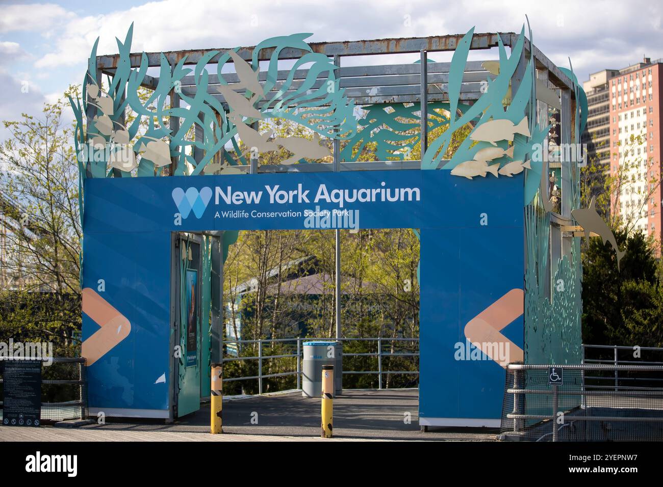 Dieses Bild zeigt den Eingang des New York Aquariums, ein Teil der Wildlife Conservation Society. Stockfoto