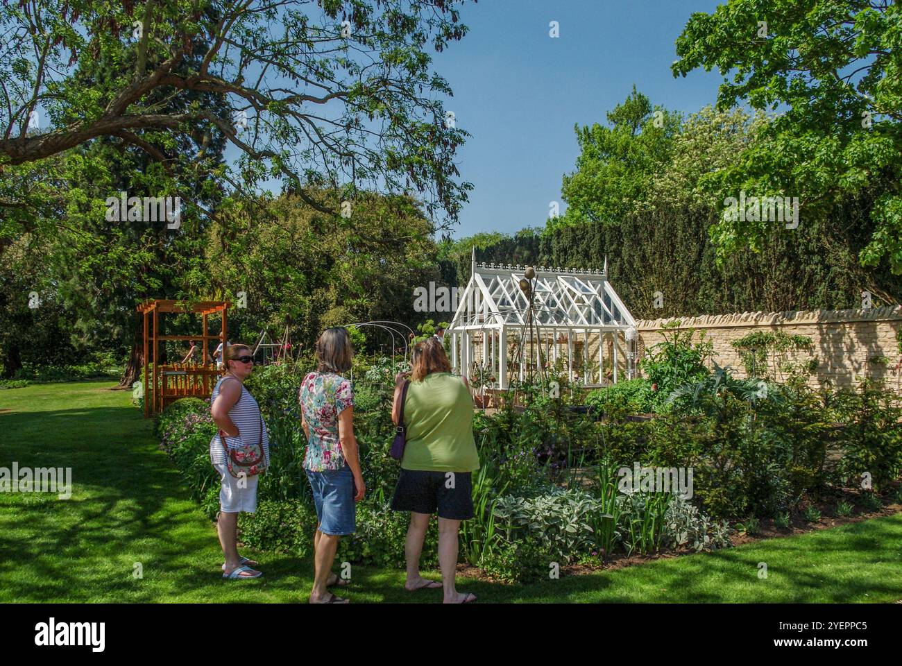 Besucher bewundern den Garten im Oakley House, Bedfordshire, Großbritannien, der im Rahmen des National Garden Scheme für die Öffentlichkeit zugänglich ist Stockfoto