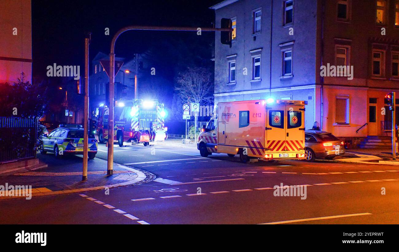 Bautzen - Auffahrunfall an einer Kreuzung 30.10.2024, gegen 19:20 Uhr Bautzen, Löbauer Straße Paulistraße Fotograf: LausitzNews.de/ Tim Kiehle am Mittwochabend kam es gegen 19:20 Uhr auf der Löbauer Straße in Bautzen zu einem Verkehrsunfall. Ein VW NACH OBEN fuhr hinter einem anderen VW. Aus noch ungeklärter Ursache fuhr der VW UP dem vorausfahrenden PKW auf. Einsatzkräfte der Feuerwehr, Polizei und der Rettungsdienst rückten an. Eine Person wurde durch den Rettungsdienst versorgt. Die Berufsfeuerwehr Bautzen sicherte die Unfallstelle ab. Die Polizei führt nun die weiteren Ermittlungen. Bautzen Sac Stockfoto