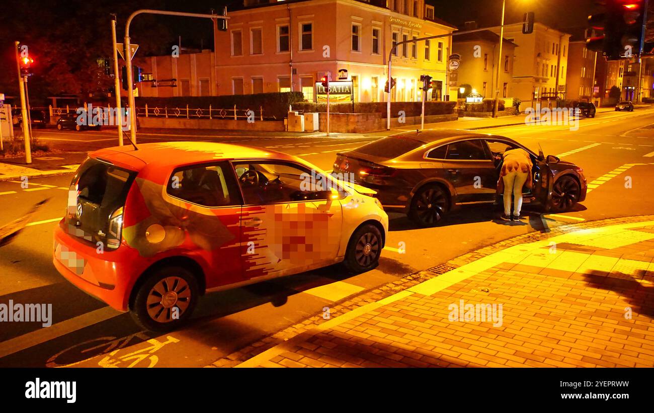 Bautzen - Auffahrunfall an einer Kreuzung 30.10.2024, gegen 19:20 Uhr Bautzen, Löbauer Straße Paulistraße Fotograf: LausitzNews.de/ Tim Kiehle am Mittwochabend kam es gegen 19:20 Uhr auf der Löbauer Straße in Bautzen zu einem Verkehrsunfall. Ein VW NACH OBEN fuhr hinter einem anderen VW. Aus noch ungeklärter Ursache fuhr der VW UP dem vorausfahrenden PKW auf. Einsatzkräfte der Feuerwehr, Polizei und der Rettungsdienst rückten an. Eine Person wurde durch den Rettungsdienst versorgt. Die Berufsfeuerwehr Bautzen sicherte die Unfallstelle ab. Die Polizei führt nun die weiteren Ermittlungen. Bautzen Sac Stockfoto