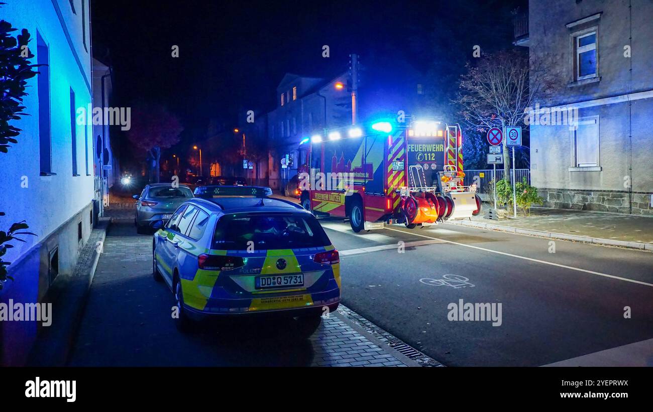 Bautzen - Auffahrunfall an einer Kreuzung 30.10.2024, gegen 19:20 Uhr Bautzen, Löbauer Straße Paulistraße Fotograf: LausitzNews.de/ Tim Kiehle am Mittwochabend kam es gegen 19:20 Uhr auf der Löbauer Straße in Bautzen zu einem Verkehrsunfall. Ein VW NACH OBEN fuhr hinter einem anderen VW. Aus noch ungeklärter Ursache fuhr der VW UP dem vorausfahrenden PKW auf. Einsatzkräfte der Feuerwehr, Polizei und der Rettungsdienst rückten an. Eine Person wurde durch den Rettungsdienst versorgt. Die Berufsfeuerwehr Bautzen sicherte die Unfallstelle ab. Die Polizei führt nun die weiteren Ermittlungen. Bautzen Sac Stockfoto