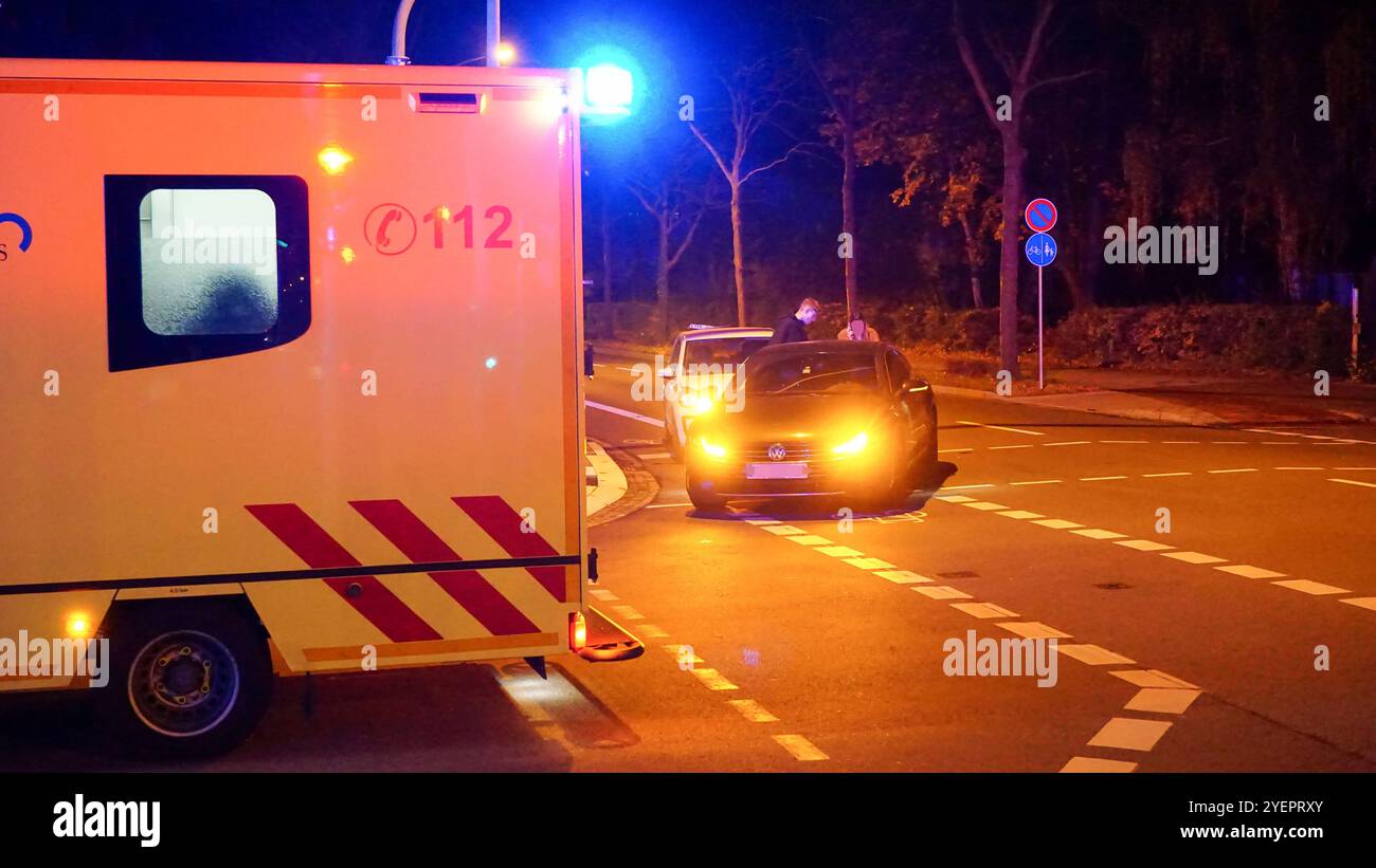 Bautzen - Auffahrunfall an einer Kreuzung 30.10.2024, gegen 19:20 Uhr Bautzen, Löbauer Straße Paulistraße Fotograf: LausitzNews.de/ Tim Kiehle am Mittwochabend kam es gegen 19:20 Uhr auf der Löbauer Straße in Bautzen zu einem Verkehrsunfall. Ein VW NACH OBEN fuhr hinter einem anderen VW. Aus noch ungeklärter Ursache fuhr der VW UP dem vorausfahrenden PKW auf. Einsatzkräfte der Feuerwehr, Polizei und der Rettungsdienst rückten an. Eine Person wurde durch den Rettungsdienst versorgt. Die Berufsfeuerwehr Bautzen sicherte die Unfallstelle ab. Die Polizei führt nun die weiteren Ermittlungen. Bautzen Sac Stockfoto