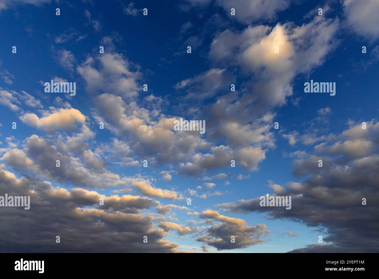 Bewölkter Himmel mit sanftem Licht und Blautönen Stockfoto