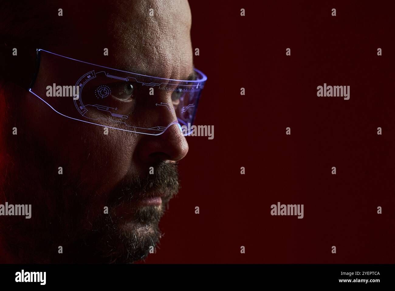 Ein Mann mit futuristischer Brille in einer dunklen Umgebung Stockfoto