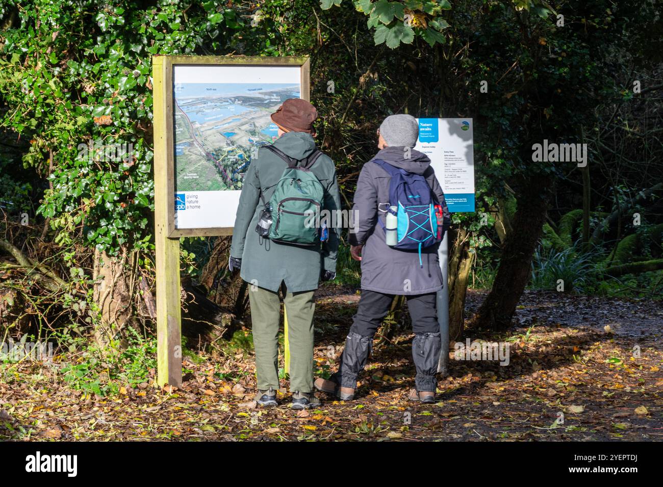 Zwei Frauen lesen Informationstafeln im RSPB Titchwell Marsh Naturschutzgebiet in Norfolk, England, Großbritannien Stockfoto