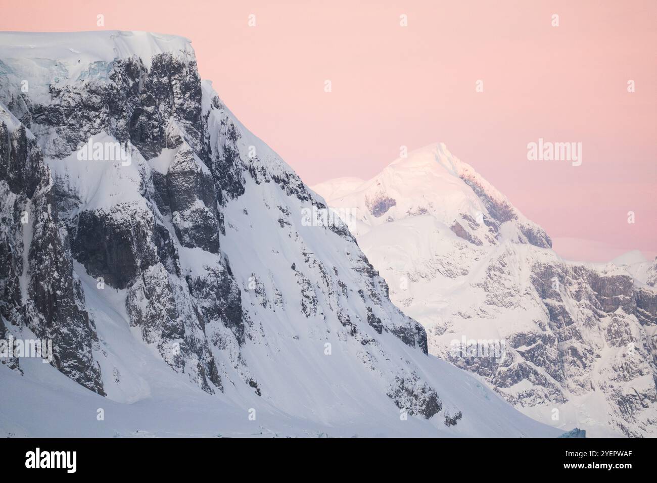 Rosa wunderschöner Sonnenaufgang in der Antarktis. Stockfoto