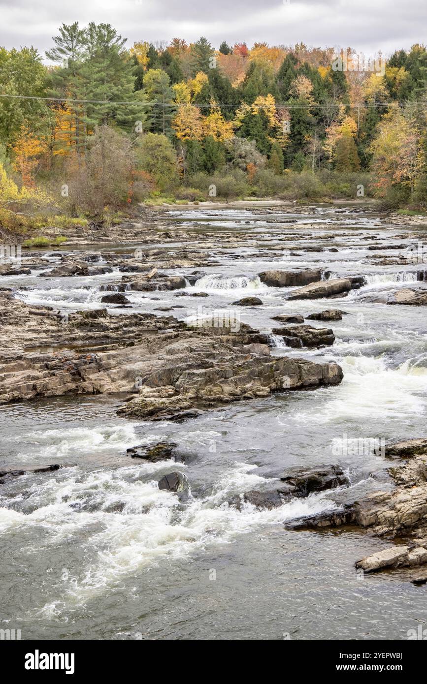 Der kleine Fluss fließt nach waterbury vermont usa Stockfoto