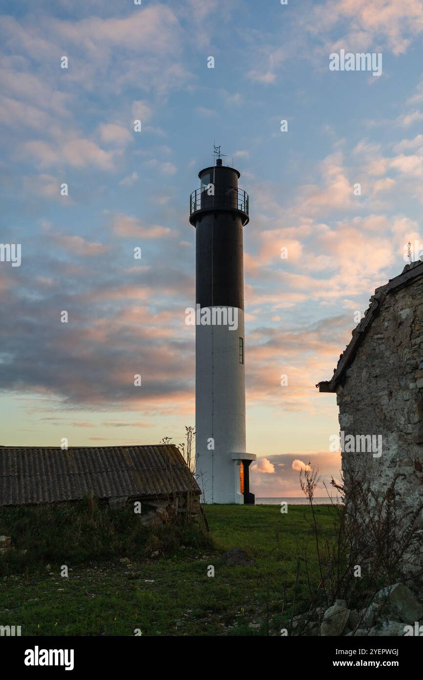 Leuchtturm bei Sonnenuntergang vor bewölktem blauen Himmel Stockfoto