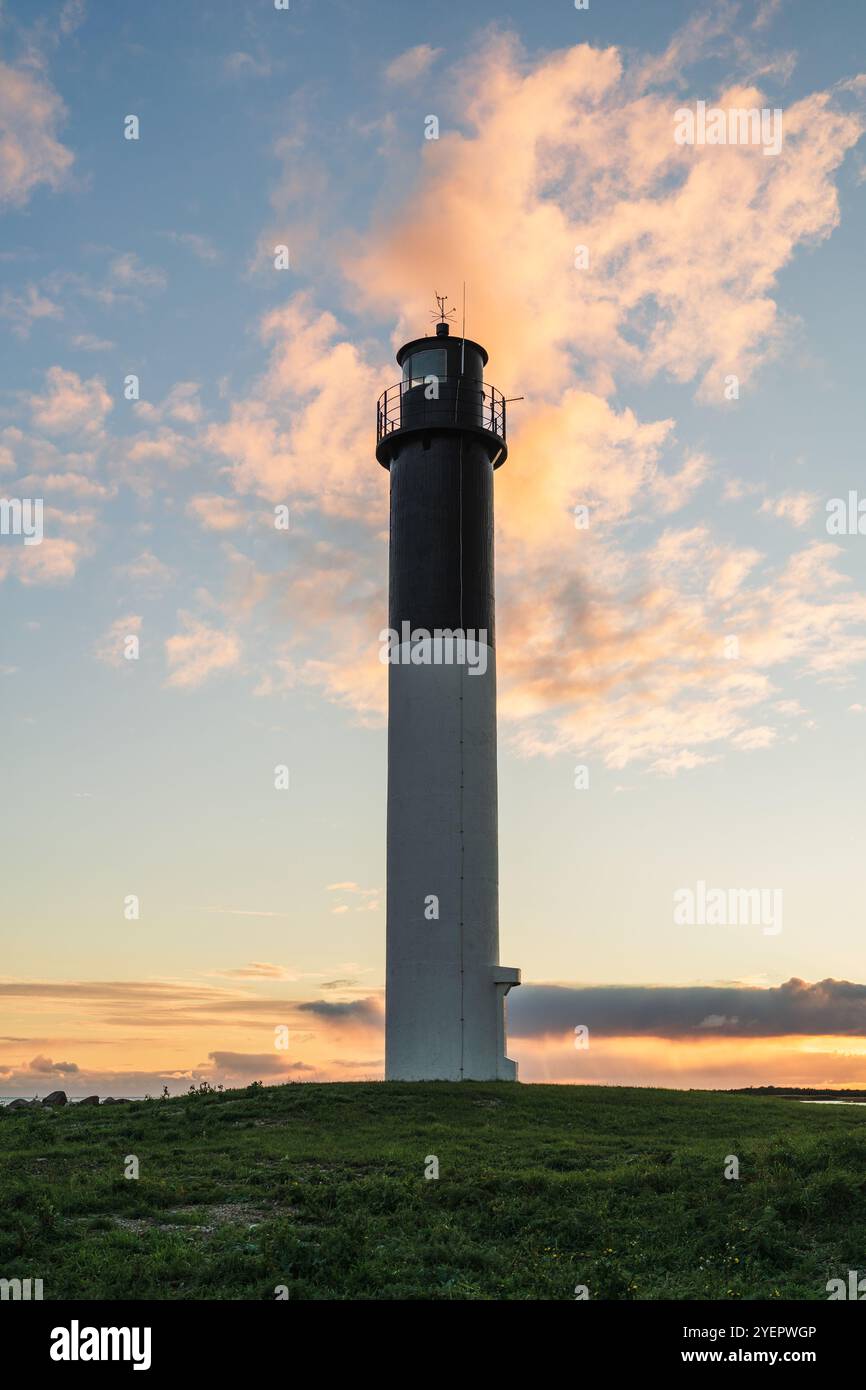Leuchtturm bei Sonnenuntergang vor blauem Himmel, Saaremaa, Estland Stockfoto