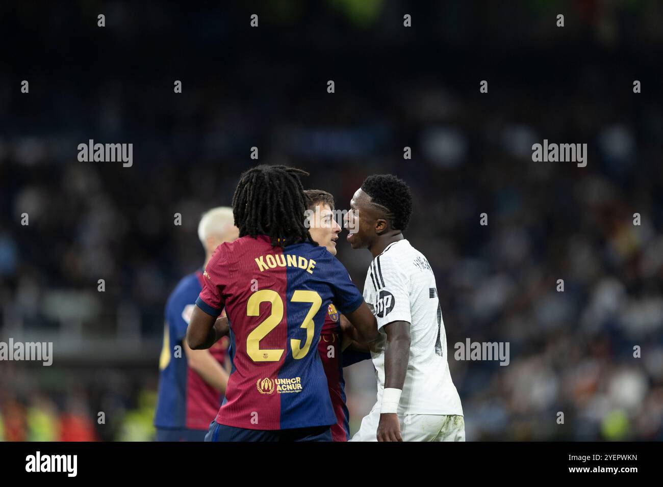 Madrid, 26.10.2024. Spieltag 11 des Spiels La Liga, das im Stadion Santiago Bernabéu zwischen Real Madrid und Barcelona ausgetragen wurde. Auf dem Bild, Gavi und Vinicius. Foto: Ignacio Gil. ARCHDC. Quelle: Album / Archivo ABC / Ignacio Gil Stockfoto