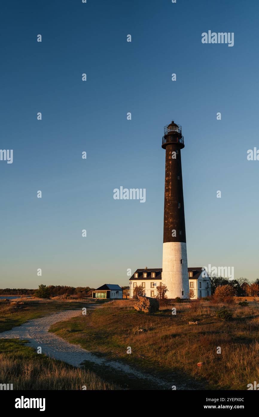 Pfad zum Leuchtturm von Sõrve bei Sonnenuntergang Stockfoto