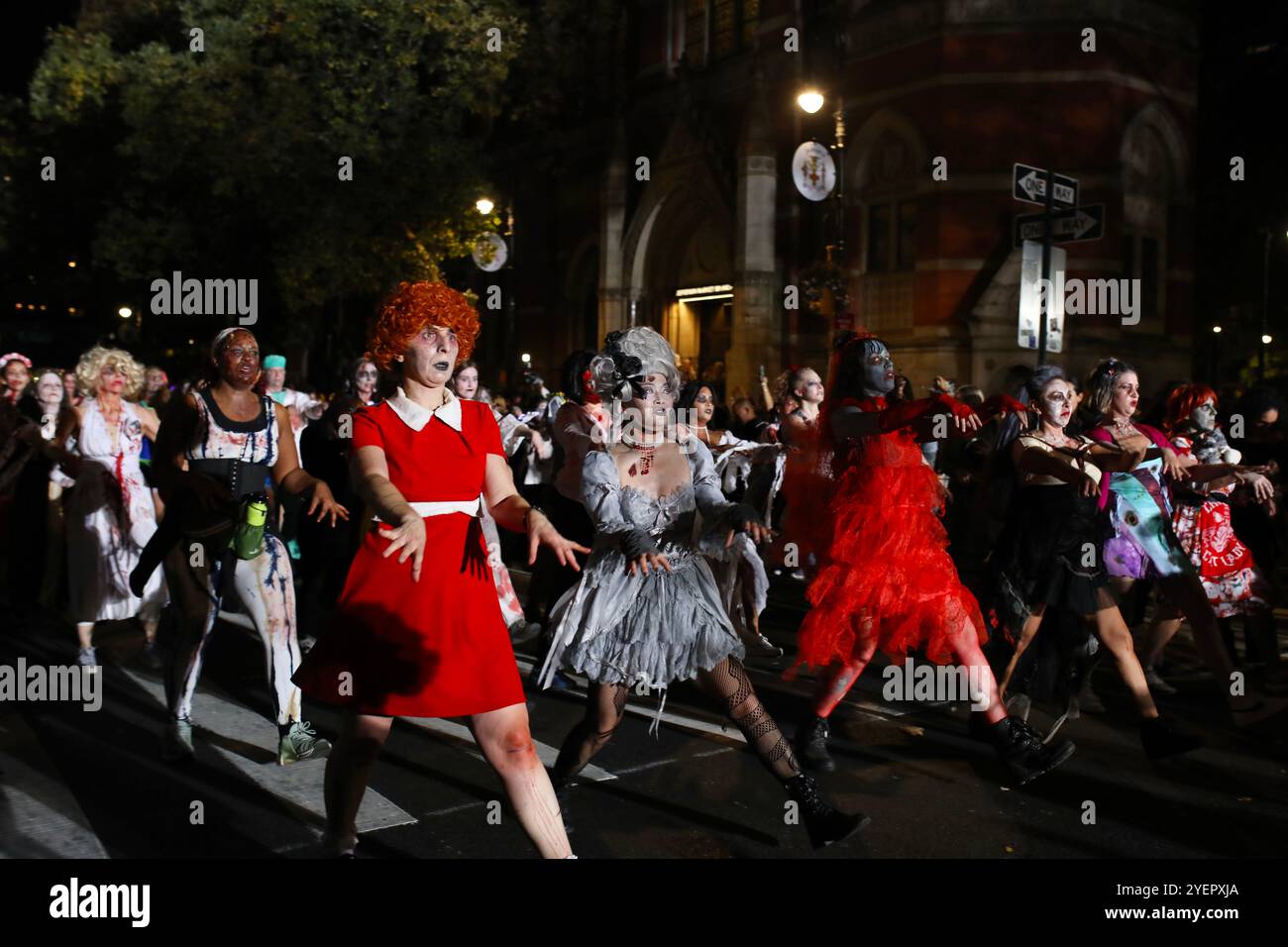 Die „Thriller“-Tänzer sind bei der New Yorker Halloween-Parade ein absolutes muss. Die 51. Annual Village Halloween Parade fand in New Yorks West Village statt und marschierte die Sixth Avenue in Manhattan hinunter. Das diesjährige Thema „Meow“ lud die Teilnehmer ein, sich mit Katzenkostümen auseinanderzusetzen und eine große Auswahl an Katzenkostümen zu präsentieren. Livemusik und Aufführungen tragen zur festlichen Atmosphäre bei. In diesem Jahr nahm die Parade nur wenige Tage vor den Präsidentschaftswahlen einen politischen Ton an, und Kostüme karikierten den republikanischen Kandidaten Donald Trump. Stockfoto