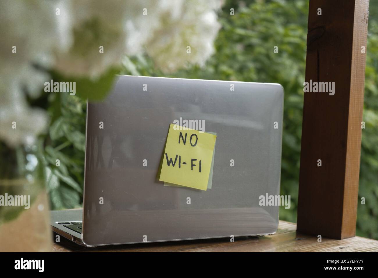 Gedruckte Notiz mit Text NO WI FI in Laptop Garten Hintergrund. Konzept der digitalen Detox, Trennung von Technologie-Break. Achtsames Leben ohne Gadgets Stockfoto