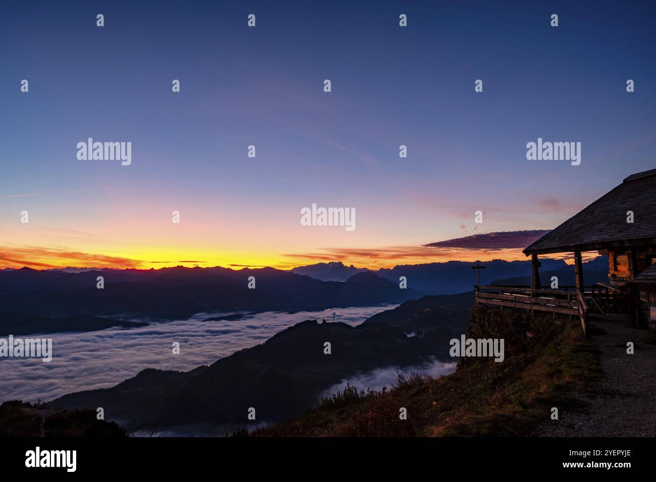 Sonnenaufgang an der Toni-Lenz-Huette, hinter Osterhorngruppe, Dachstein und Tennengebirge, Nebel im Tal, Marktschellenberg, Berchtesgadener Land, Oberer B Stockfoto