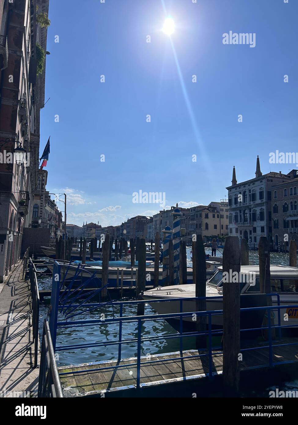 Ein Blick auf einen Fluss in Venedig, Italien bei Sonnenschein - Smartphone-aufgenommenes Stockfoto