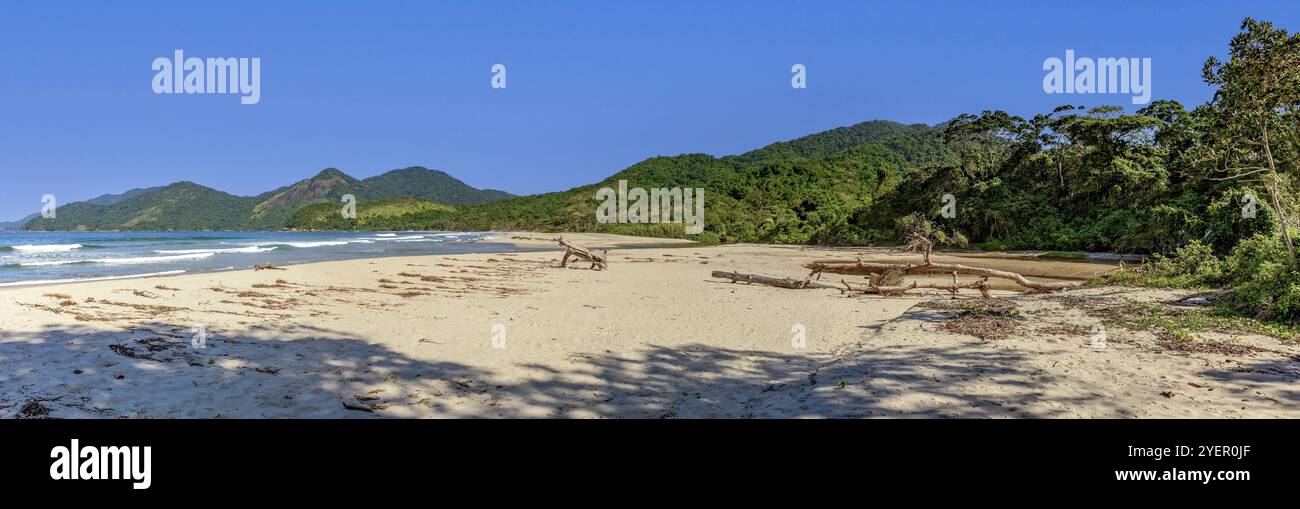 Panoramaaufnahme des abgelegenen Strandes Castelhanos in Ilhabela an der Nordküste von Sao Paulo, Ilhabela, Sao Paulo, Brasilien, Südamerika Stockfoto