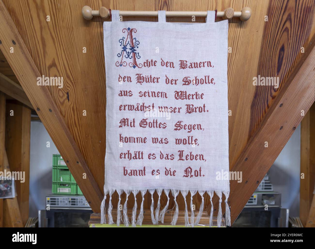 Spruch über die Mühlen im Bioladen im ehemaligen Frohnhofer Kornmühle, Frohnhof, Mittelfranken, Bayern, Deutschland, Europa Stockfoto