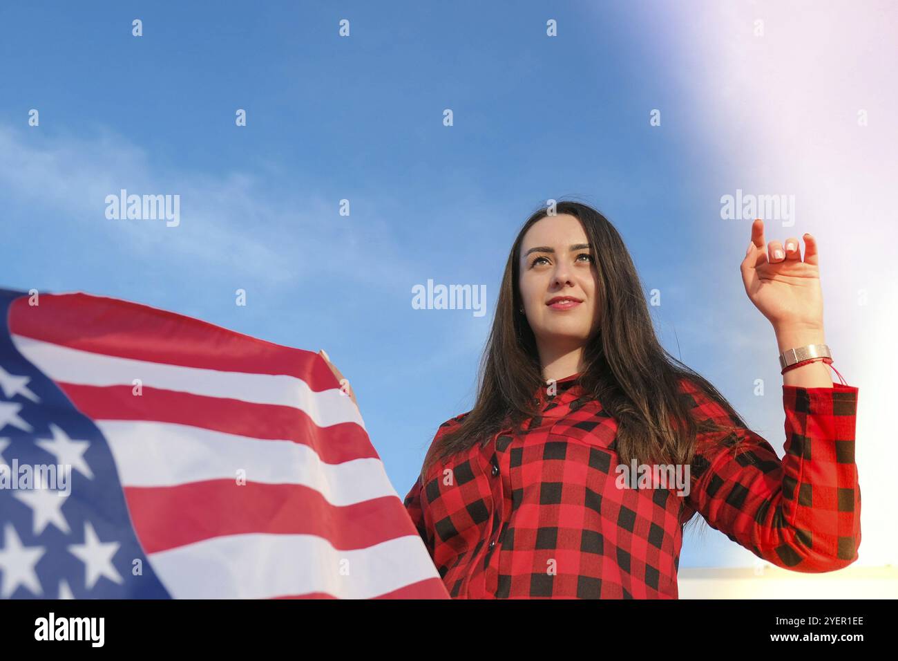 Junge, tausendjährige Brünette mit der Nationalflagge der USA. Amerikanische Flagge. Touristenreisender oder Patriotismus. Einwanderer im freien Land. Juli I Stockfoto