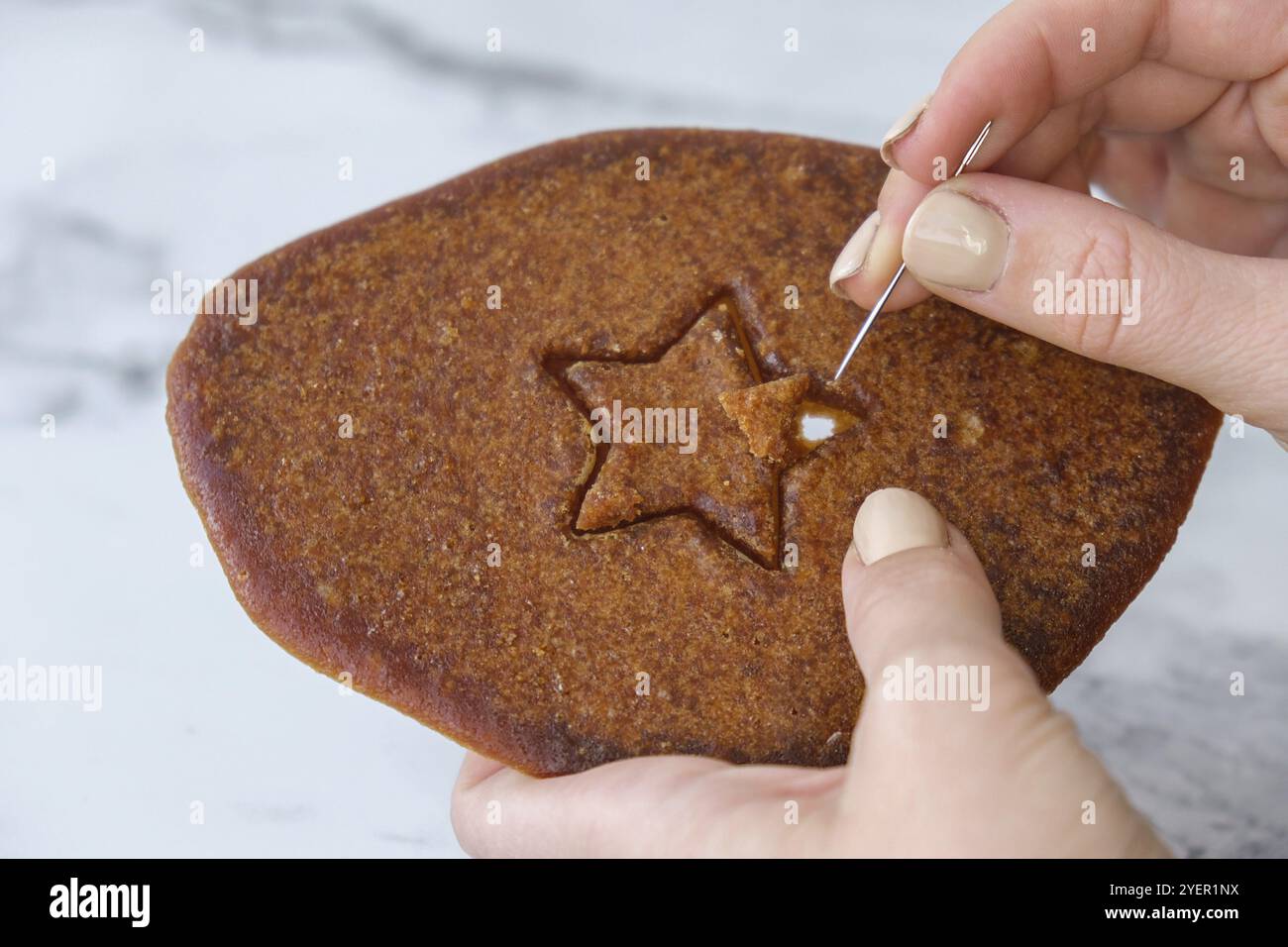 Spielen Koreanisch Dalgona oder Ppopgi Wabenbonbons von Squid Game Challenge. Sternform. Hausgemachte Zuckerbonbons. Spiel fehlgeschlagen. Das Spiel ist vorbei. Hausgemachtes Altes Fas Stockfoto