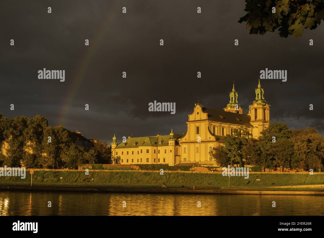 Starker Regen und Regenbogen über der Weichsel in Krakau Polen. Atemberaubende Aussicht auf die Regenzeit und den Regenbogen der Stadt. Himmel, Panoramablick Stockfoto