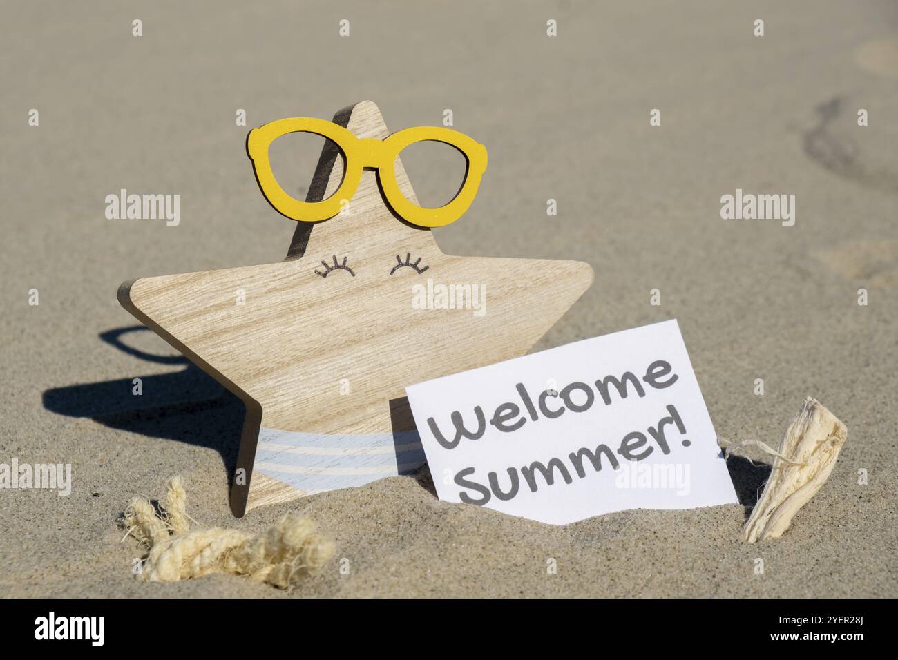 WILLKOMMENSSOMMERTEXT auf Papier Grußkarte auf Hintergrund von lustigen Seesternen in Gläsern Sommer Urlaub Dekor. Sandstrand, Sonnenküste. Feiertagskonzept po Stockfoto WILLKOMMENSSOMMERTEXT auf Papier Grußkarte auf Hintergrund von lustigen Seesternen in Gläsern Sommer Urlaub Dekor. Sandstrand, Sonnenküste. Feiertagskonzept po Stockfoto
