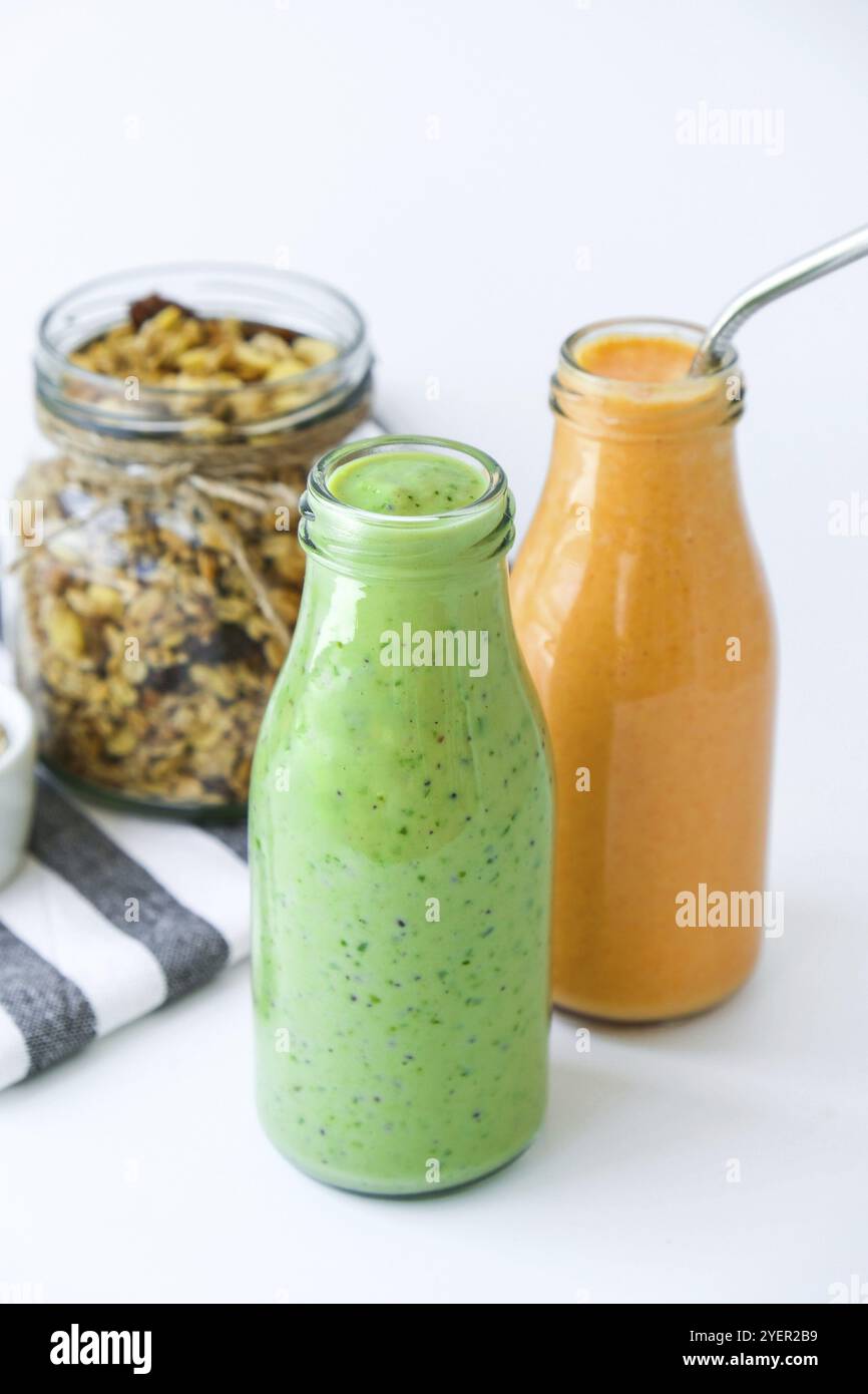 Saisonaler grüner Matcha-Smoothie mit Chia-Samen und Minze-Kürbis-Karotten-Smoothie-Getränk Detox Glas Müsli Müsli Haferflocken-Frühstück. Sauber Stockfoto