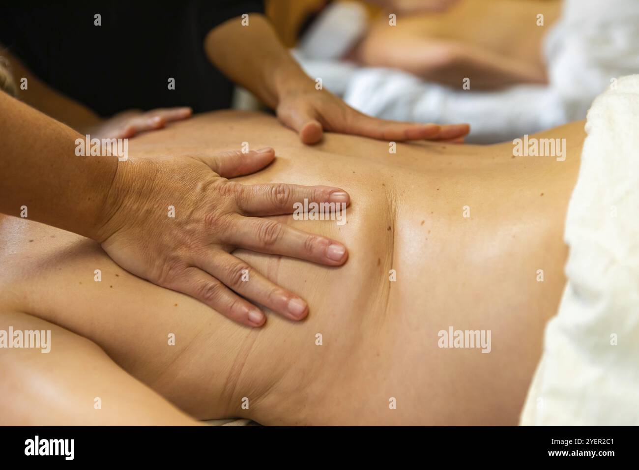 Eine Nahaufnahme Blick auf die Hände der Masseurin üben Soft Tissue Manipulation auf den Schultern während der Schwedische Massage Lektion, mit Kopie Raum links nach Stockfoto