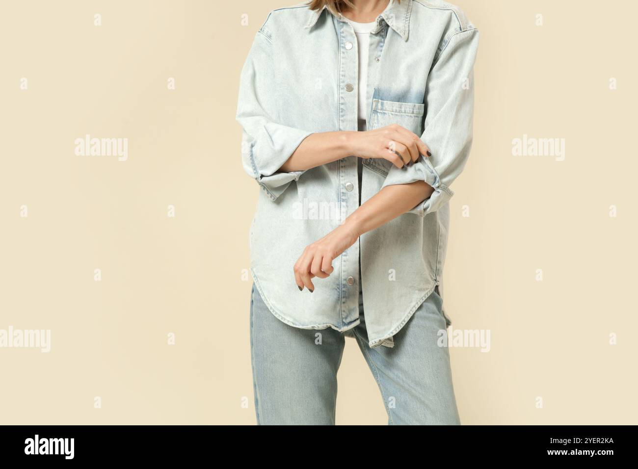 Serie von Studiofotos von Frauen in modernem, legeren Outfit, blauer Jeans, weißem Tanktop und Denim-Overshirt. Stockfoto