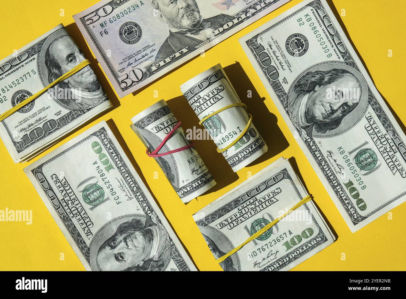 US-Dollar-Scheine sind ein kreatives Layout. Geschäftskonzept, Entwicklungsperspektive. Flach liegend. Draufsicht. Minimales kreatives Style-Muster. Geschäftsbudget von Stockfoto