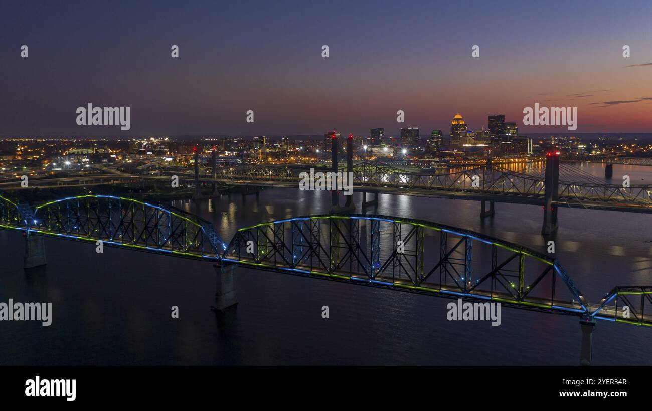 Mit mehreren Farben des Lichtes auf die Großen Vier Brücke vor Sonnenaufgang um lousville Kentucky Stockfoto