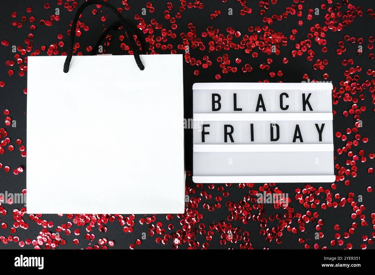 Lightbox mit Text SCHWARZ FREITAG mit Papier-Einkaufstaschen auf dunklem Hintergrund, Sale-Shopping-Konzept. Online-Shopping-Vorlage Black friday Sale Mockup Stockfoto