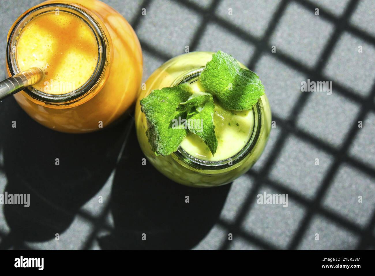 Saisonaler Matcha grüner veganer Smoothie mit Chiasamen und Minzkürbis-Karotten-Smoothie Drink Detox Frühstück. Saubere Ernährung, Gewichtsverlust, gesunde Ernährung Stockfoto