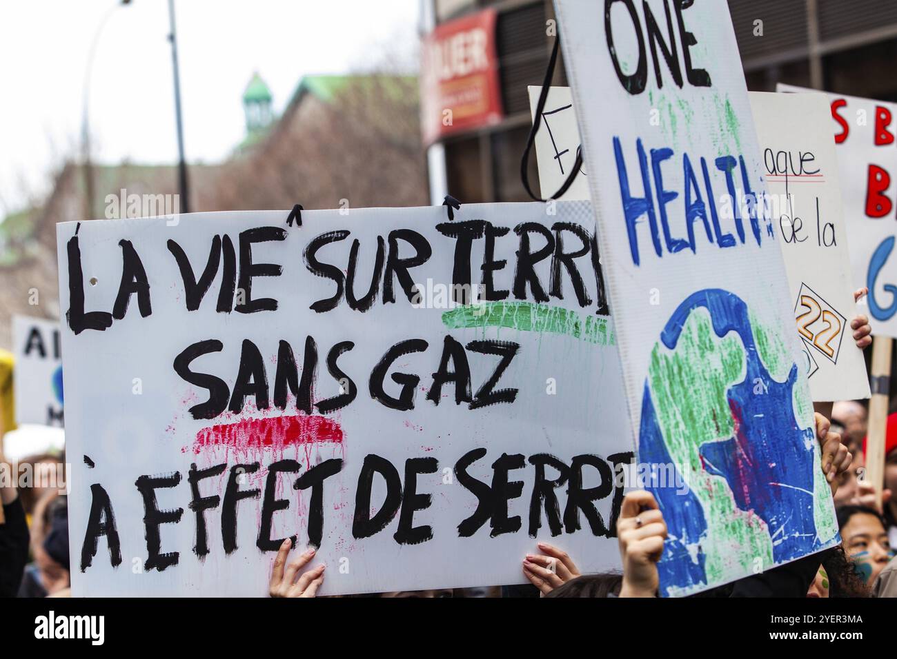 Ein französisches Banner, das das Leben auf der Erde ohne Gewächshausgase besagt, wird während einer friedlichen Demonstration von Umweltschützern aus nächster Nähe gesehen Stockfoto