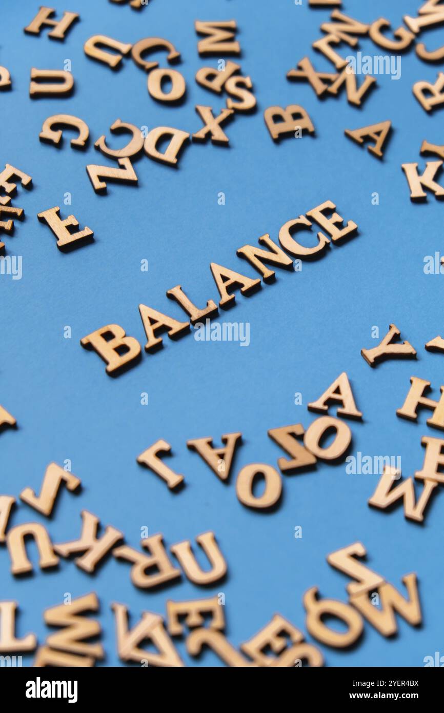 WORTBALANCE aus Holzbuchstaben auf hellblauem Hintergrund. Motivationswörter Zitate Konzept. Inspirierender Satz Stockfoto