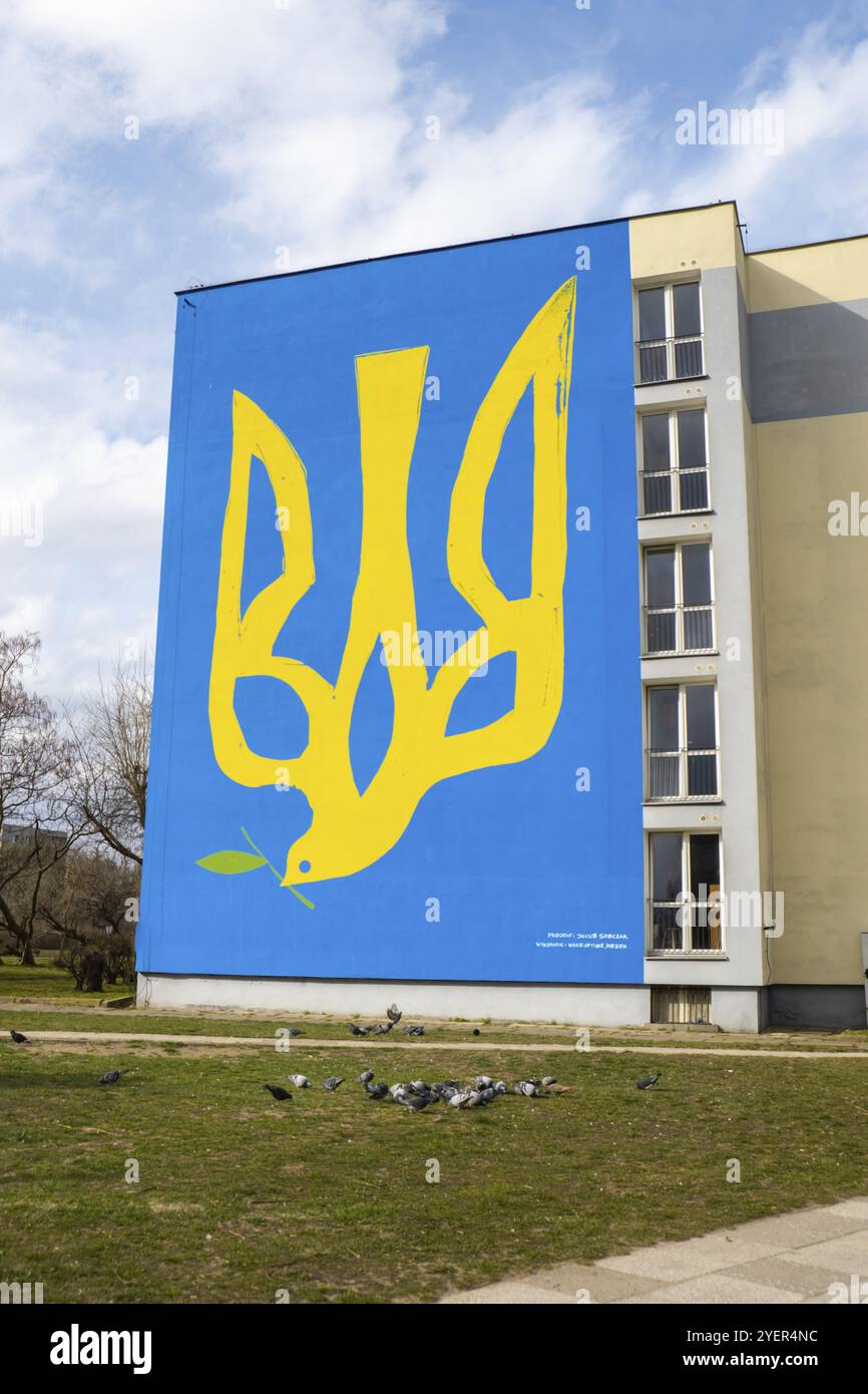 Danzig Polen März 2022 UKRAINE Nationallogo mit Taubensymbol des Friedens IN GRAFFITI. Wandgemälde im Gebäude Polen Danzig Europa zu zeigen Stockfoto