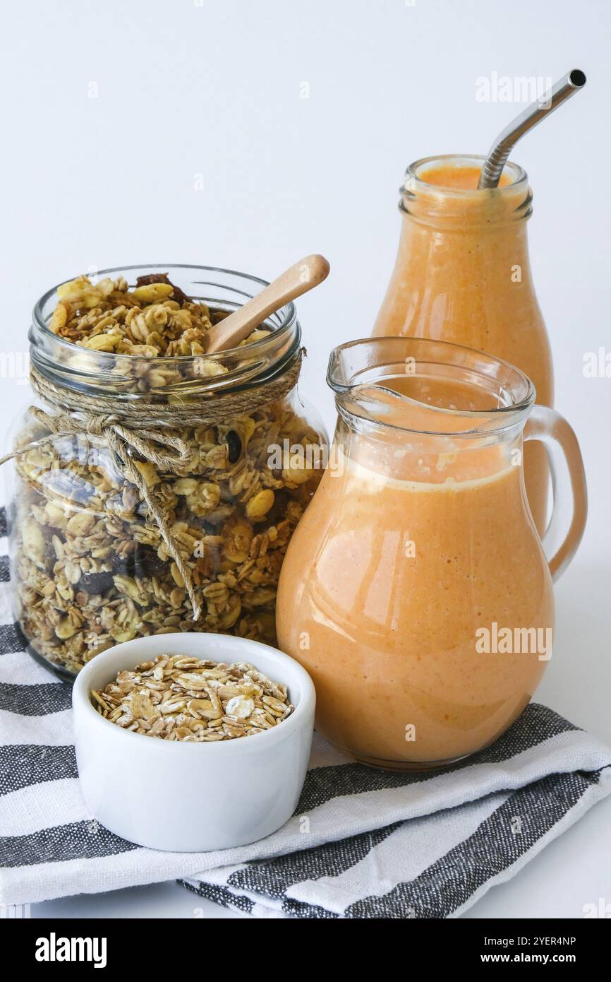 Saisonale Kürbis Karotten Smoothie Getränk Entgiftung mit Bio-Metall Trinkhalm Glas Müsli Müsli Haferflocken Frühstück. Orange Smoothie. Sauberes Essen, Stockfoto