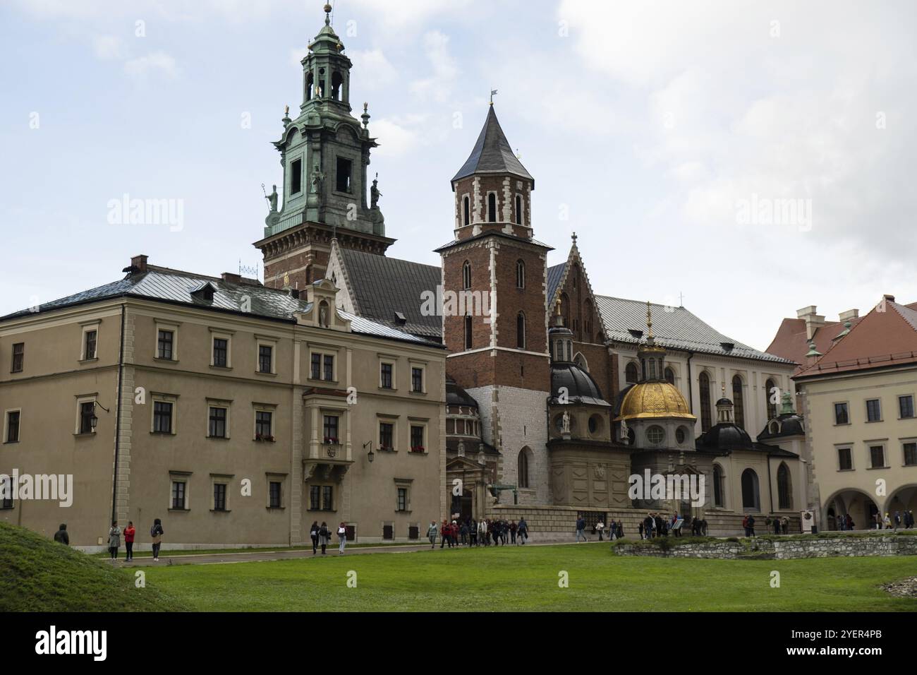 Sommerblick auf das Königsschloss Wawel in Krakau, Polen. Historisch und kulturell bedeutender Ort in Polen. Blumen im Vordergrund. Wunderschöne Sehenswürdigkeiten Stockfoto