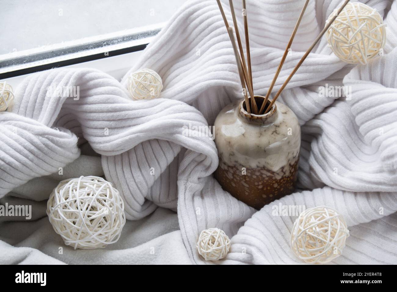 Aroma-Reed-Diffusor. Flaschenbehälter mit Holzstäbchen Diffusoren ätherische Öle, um Ihr Zuhause Duft Konzept Herbstferien in einem gemütlichen Zuhause auf der Th zu duften Stockfoto