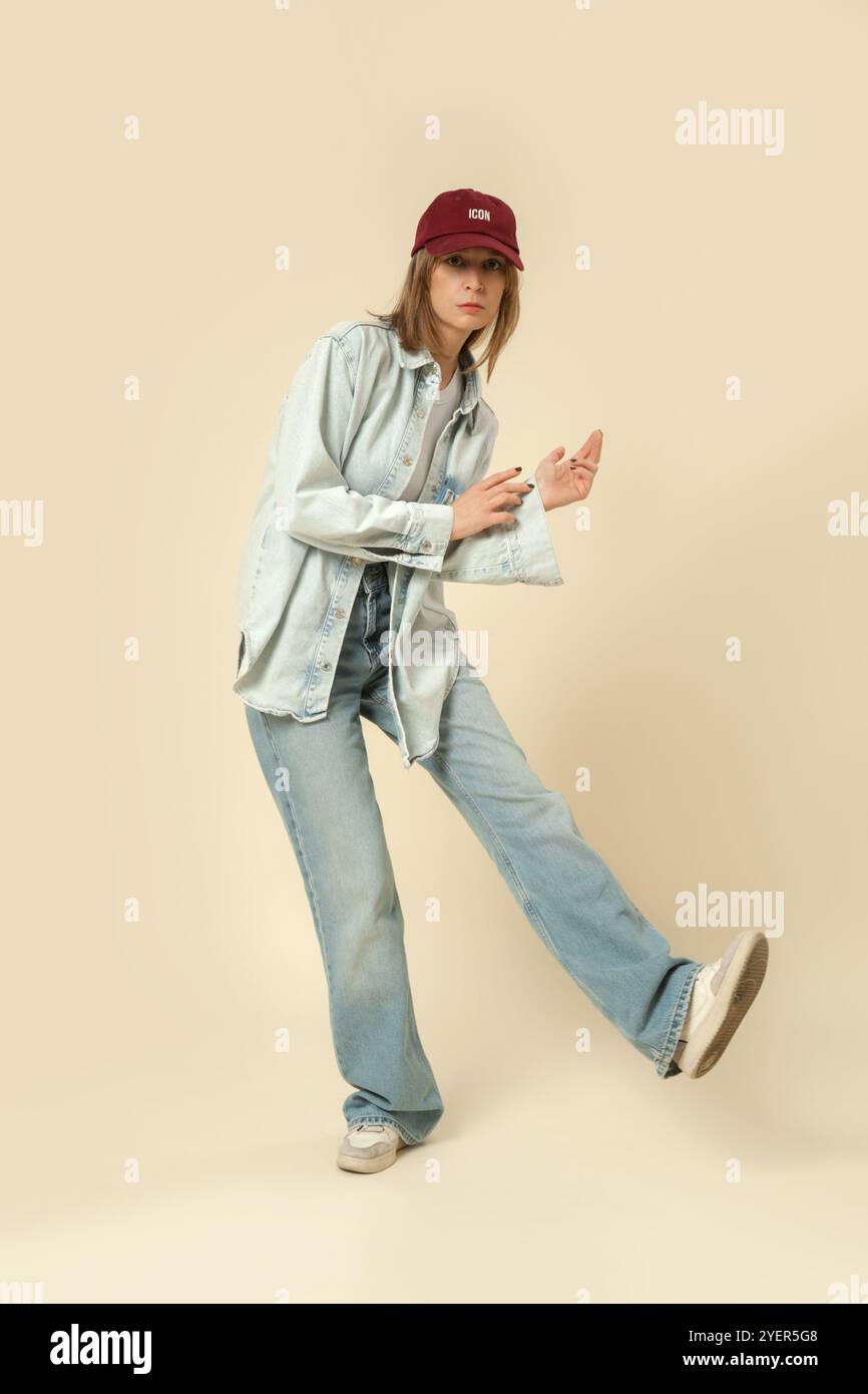 Serie von Studiofotos von Frauen in modernem, legeren Outfit, blauer Jeans, weißem Tanktop und Denim-Overshirt. Stockfoto