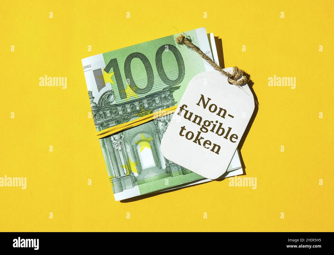Nicht fungibler NFT-Token-Text. Concept Words NFT nicht-fungible Token auf Papierleerpapier. Hintergrund der Euro-Rechnungen. Blockchain Asset Krypto-Kunst, digitale Kunst, Stockfoto
