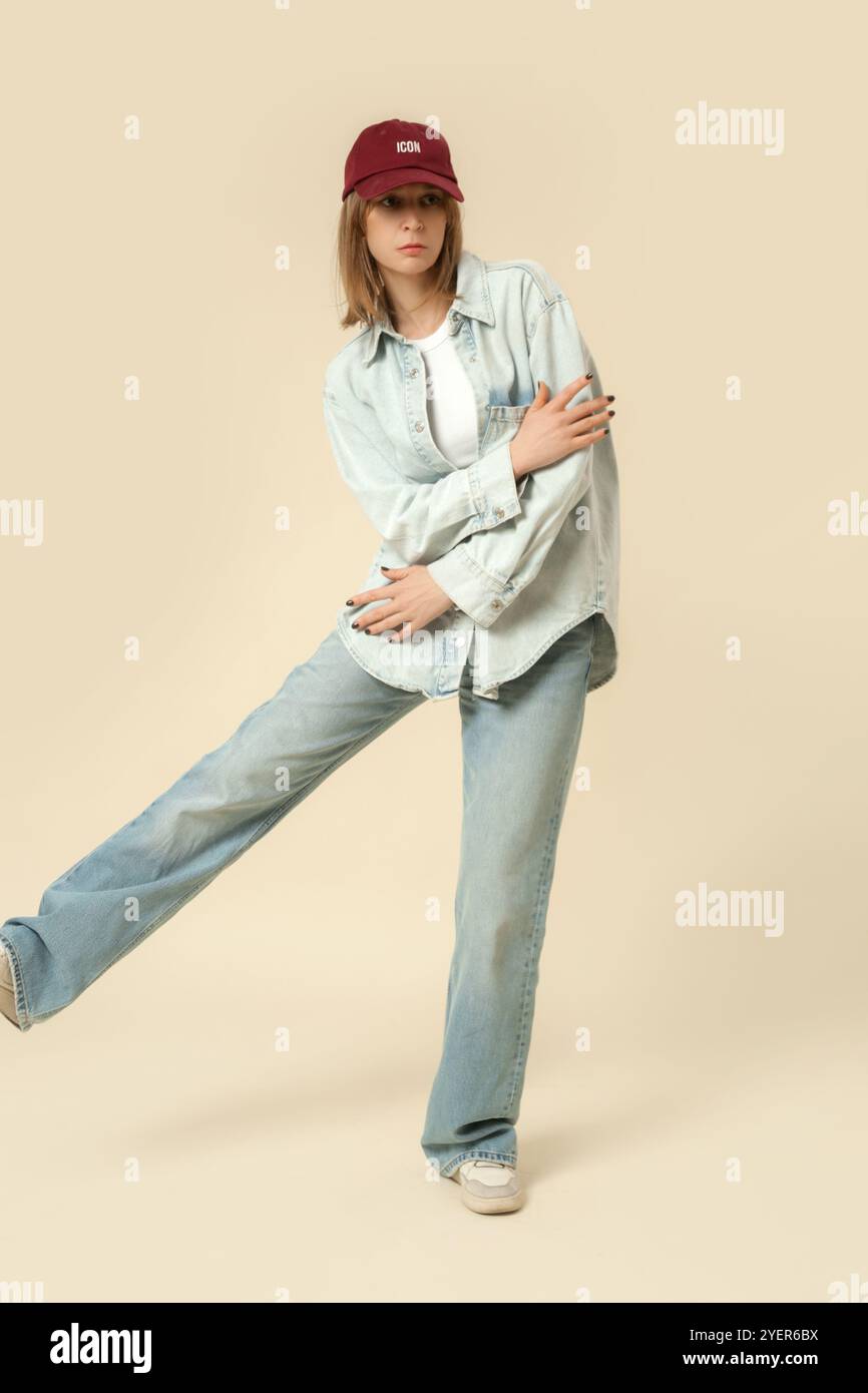 Serie von Studiofotos von Frauen in modernem, legeren Outfit, blauer Jeans, weißem Tanktop und Denim-Overshirt. Stockfoto