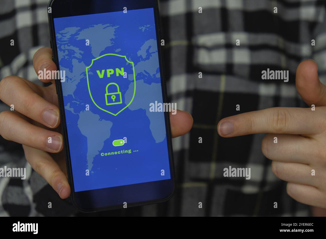 Unerkennbare Frau mit Mobile Phone App Bildschirm der VPN-Erstellung Internet-Protokolle zum Schutz des privaten Netzwerks virtuelles privates Netzwerk Anonymität Stockfoto