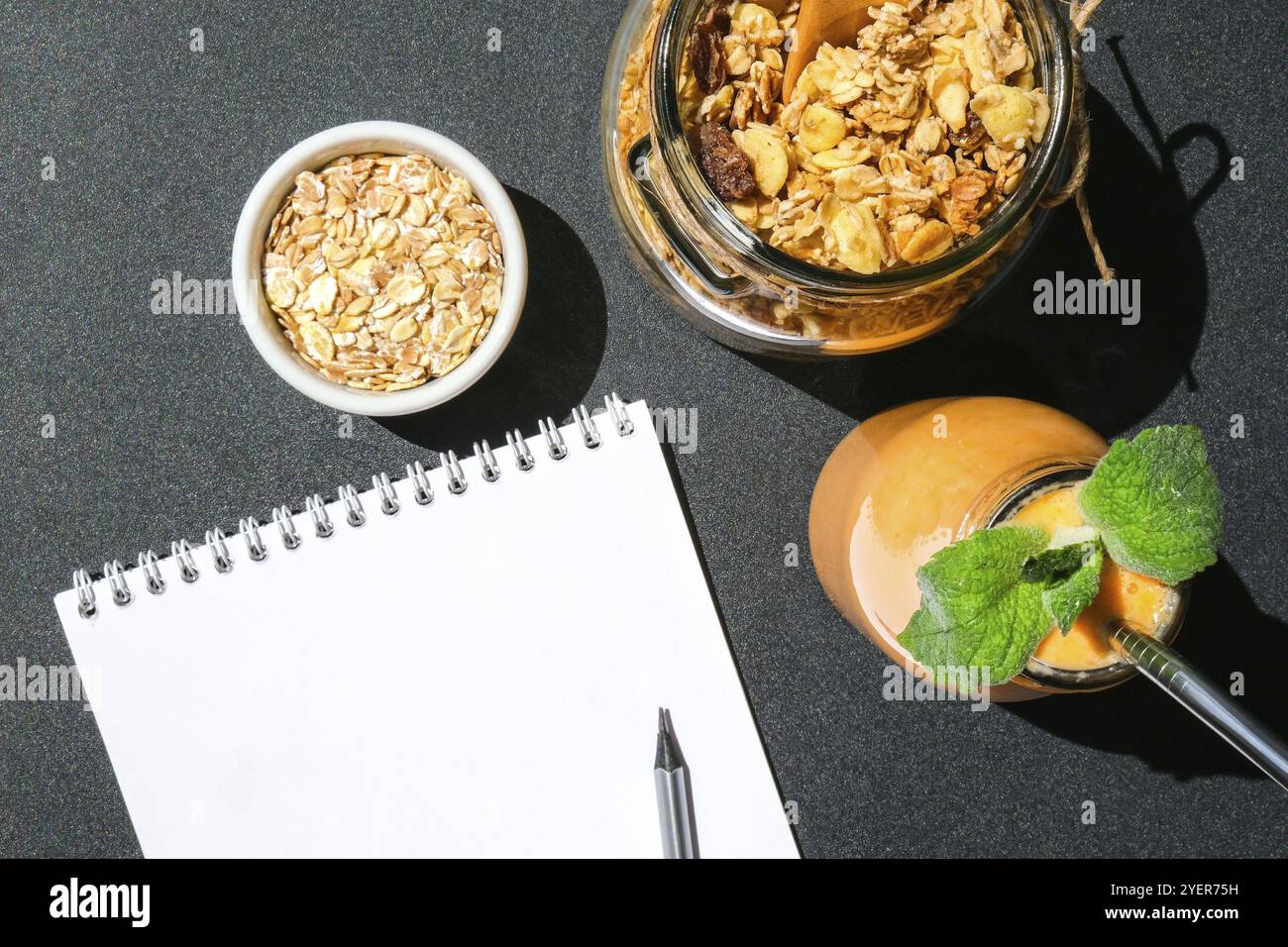 Saisonale Kürbis Karotten Smoothie Getränk Entgiftung mit Bio-Metall Trinkhalm Glas Müsli Müsli Haferflocken Frühstück. Papiernotiz. Essen sauber, wiegen Stockfoto