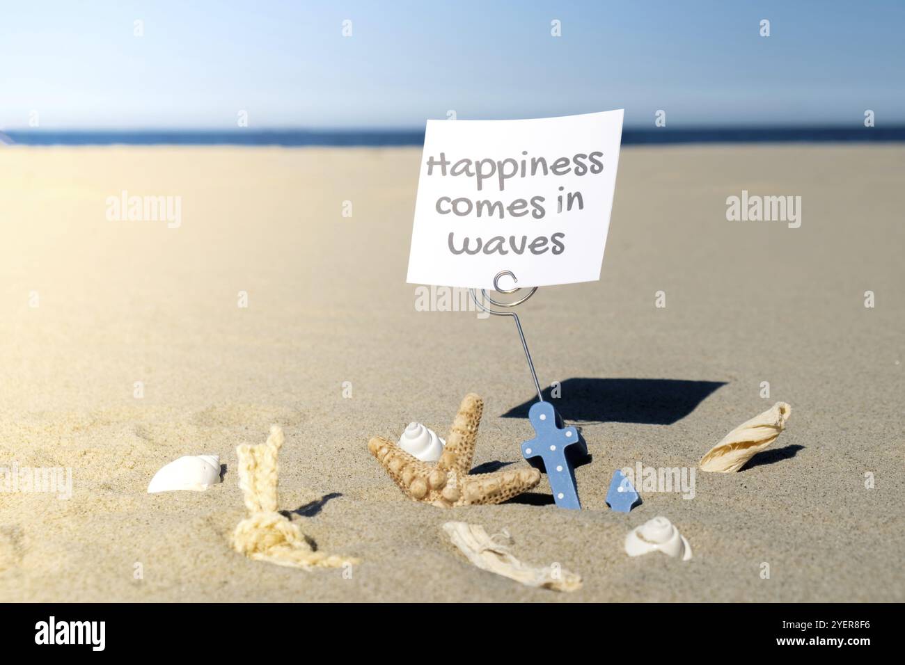 GLÜCK KOMMT IN WELLEN Text auf Papier Grußkarte in Ankerpapierhalter und Seesterne Muschel Sommer Urlaub Dekor. Sandstrand, Sonnenküste. Urlaub Stockfoto GLÜCK KOMMT IN WELLEN Text auf Papier Grußkarte in Ankerpapierhalter und Seesterne Muschel Sommer Urlaub Dekor. Sandstrand, Sonnenküste. Urlaub Stockfoto